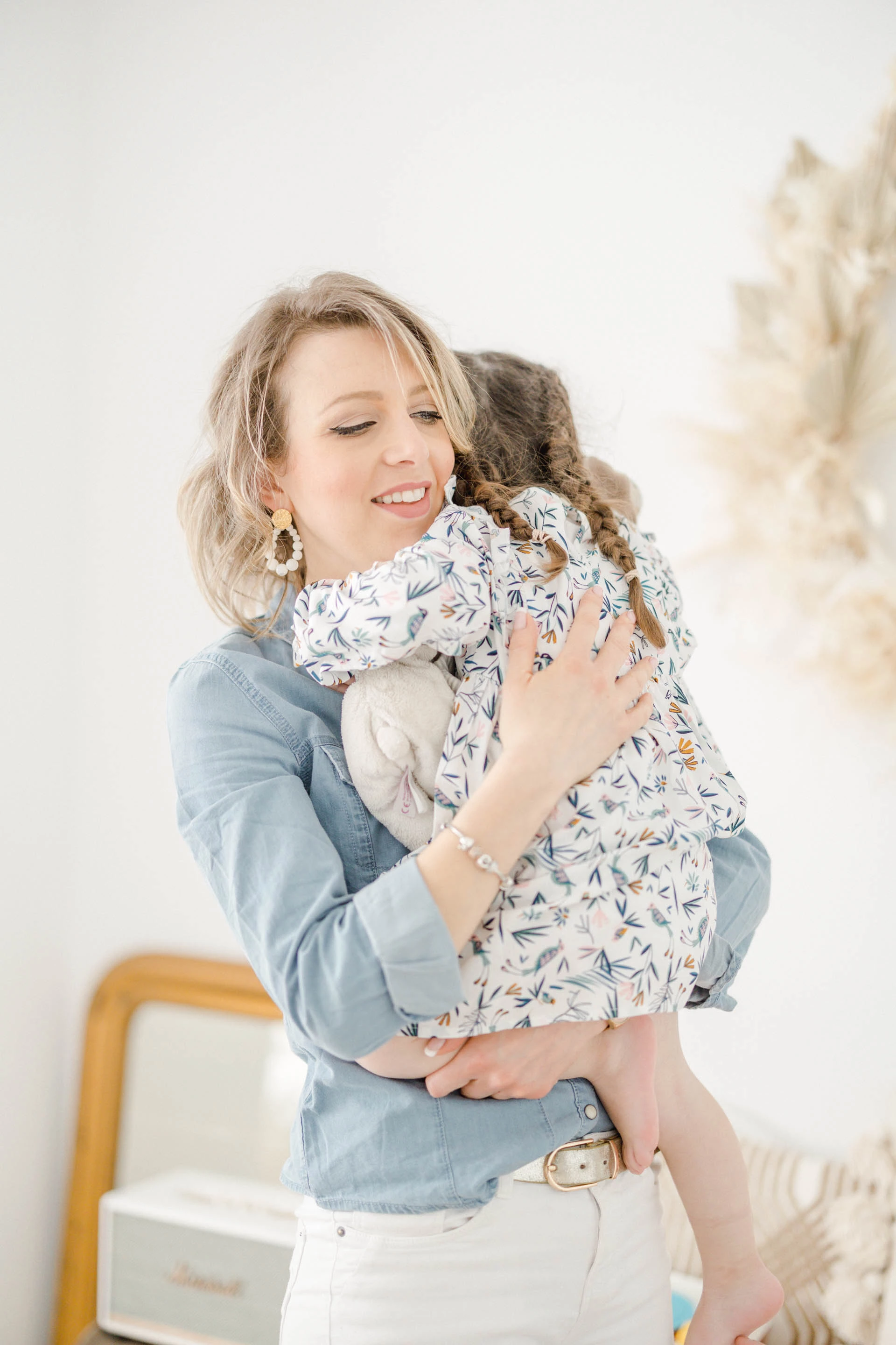 main enfant bonheur gris